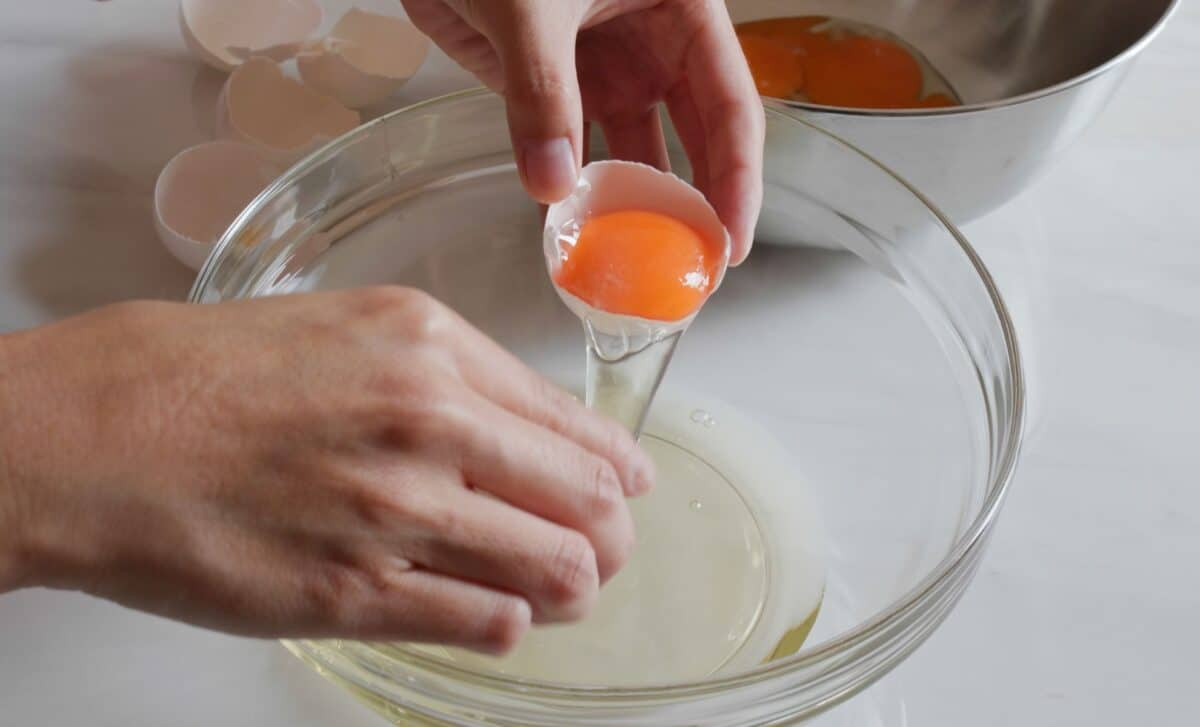 Crack Eggs Like a Pro The Chef’s Trick You’ve Been Missing