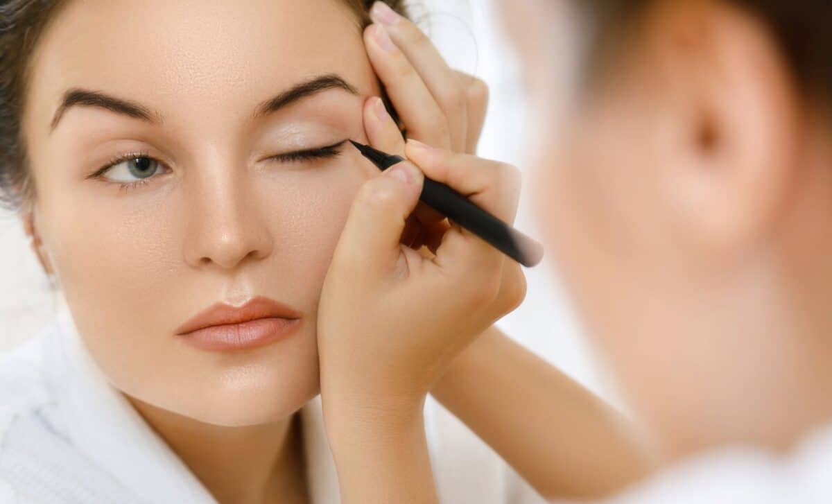 A Pencil, 2 Minutes: This Ultra-simple Technique To Lift Your Look Like A Pro