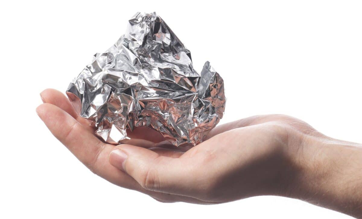 She Places A Simple Ball Of Aluminum Foil In The Fridge – What Happens Next Surprises Everyone