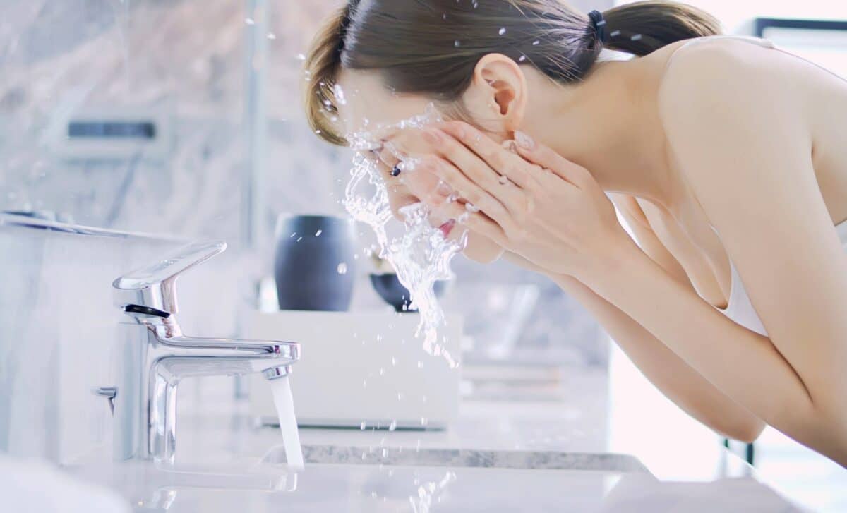 She Rinses Her Nose With Tap Water – What Doctors Discover Afterward Is Chilling