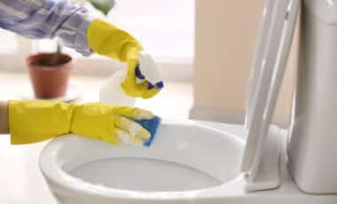 The Ultimate Trick to Banish Urine Residue and Odors from Your Toilet – No Lemon, No Baking Soda