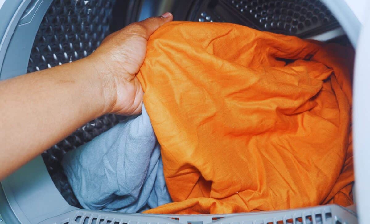 Why Do Your Sheets Come Out All Balled Up? A Laundry Expert Reveals The Trick No One Knows