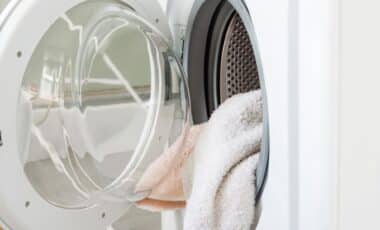 The $5 Supermarket Hack That Turns Stiff Towels Into Hotel-Soft Luxury Overnight