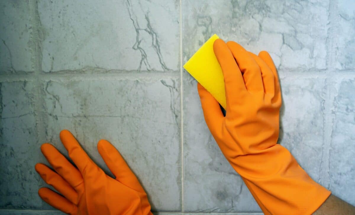 The “Old-School” Natural Trick That Makes Kitchen Tiles Sparkle Again