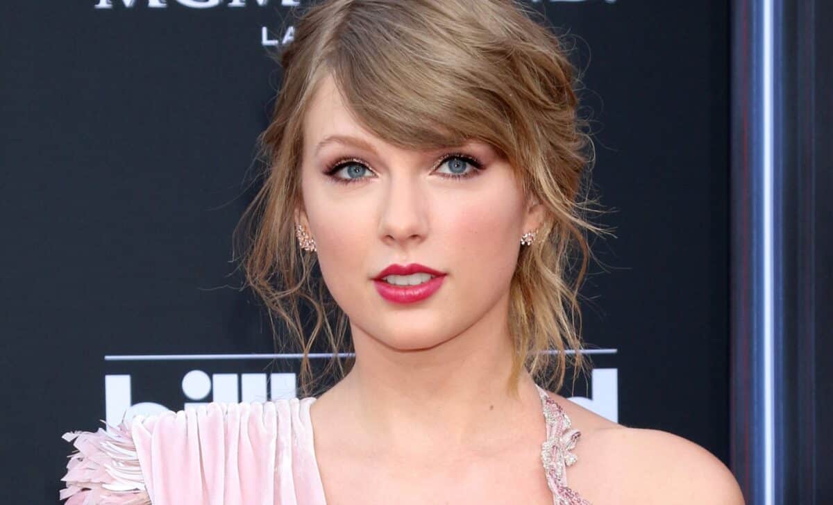 Taylor Swift’s $600 Christmas Tip Left a Stadium Worker in Tears