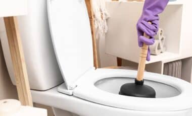 Everyone Is Putting Coffee Grounds in Their Toilets… Plumbers Say It’s a Huge Mistake