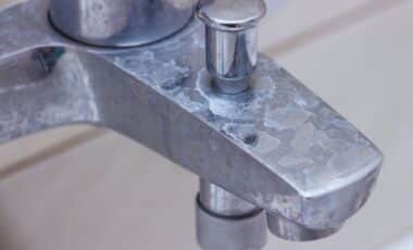 This Low-Cost Cleaning Trick Is Becoming a Go-To Solution for Stubborn Limescale at Home