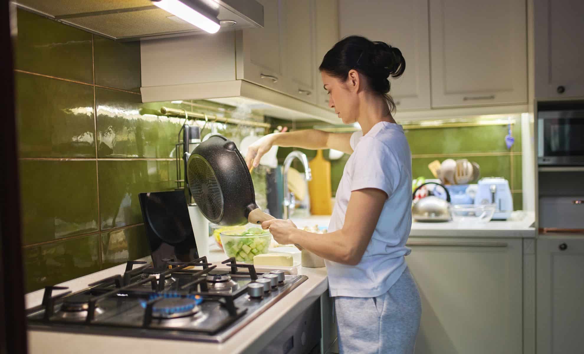 What Cleaning While You Cook Really Reveals About Your Brain (And It's Incredible!)