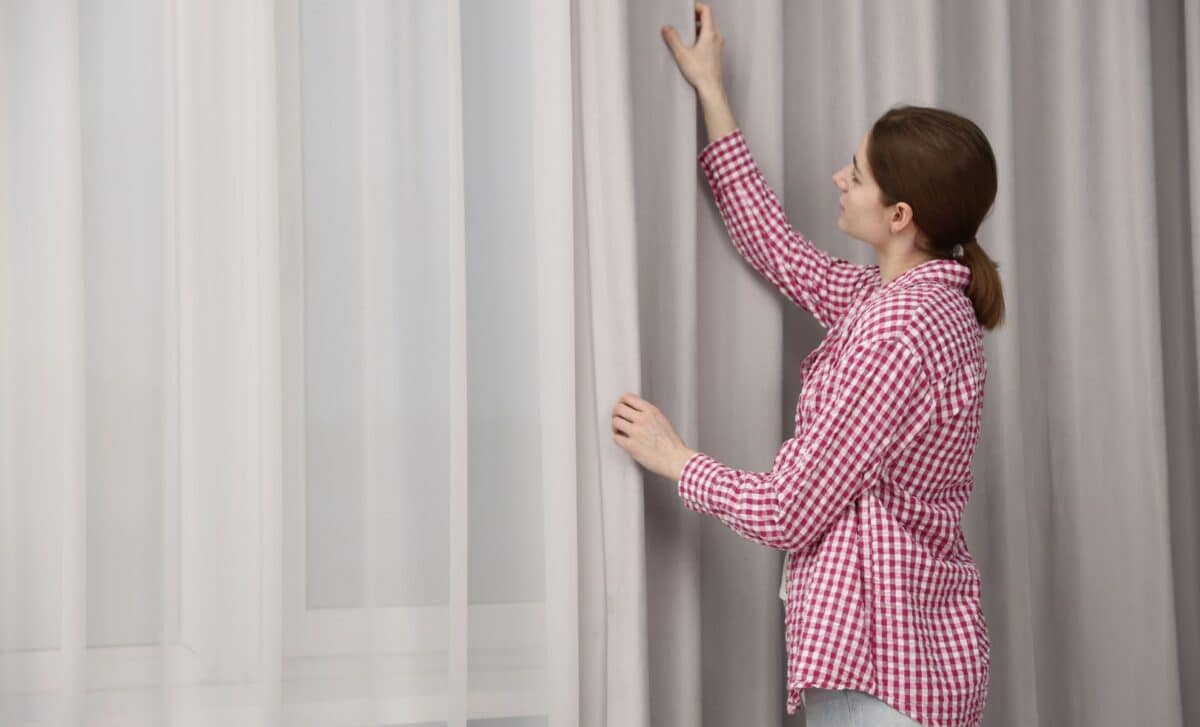 If You Run Your Hand Over Your Curtains and Find This Residue, Your Home’s Air Isn’t Healthy