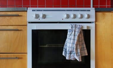 If You Have a Dish Towel on Your Oven Door, Remove It Now, This Simple Kitchen Habit Could Put Your Home at Risk