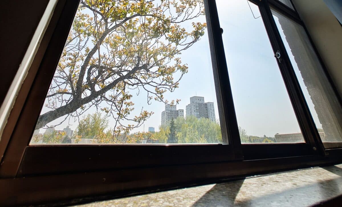 Aluminium Foil on Windows Looks Like a Genius Hack for Hot Weather, Until You Understand What It’s Actually Doing Inside Your Home