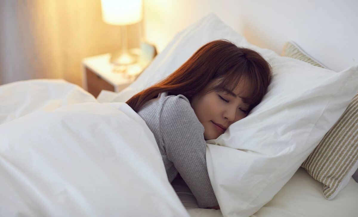 Scientists Are Looking at Why Left Side Sleepers Keep Getting the Most Unhinged Dream Content at Night
