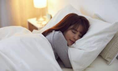 Scientists Are Looking at Why Left Side Sleepers Keep Getting the Most Unhinged Dream Content at Night