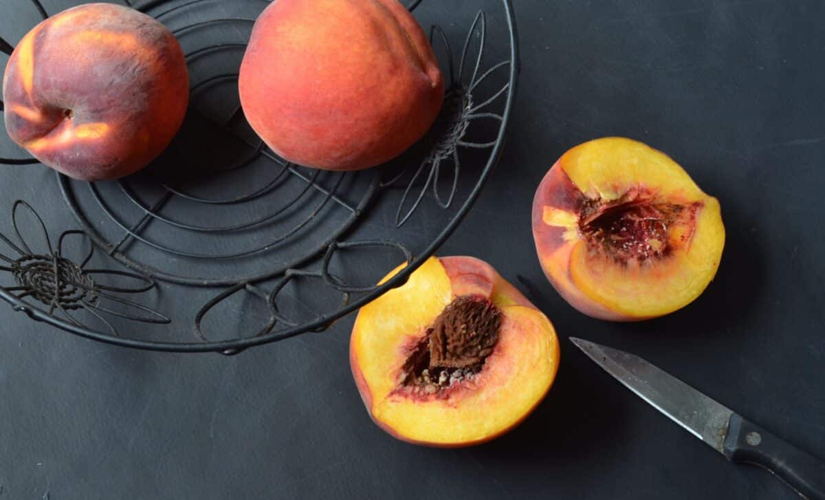 This Strange Little Item Is Becoming The Internet’s Favorite Hack To Keep Peaches Fresh For Much Longer Than Usual