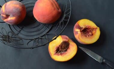 This Strange Little Item Is Becoming The Internet’s Favorite Hack To Keep Peaches Fresh For Much Longer Than Usual
