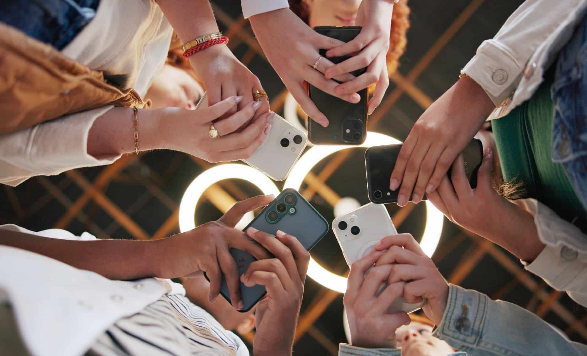 What Psychologists Have Noticed About People Who Never Share Their Lives On Social Media