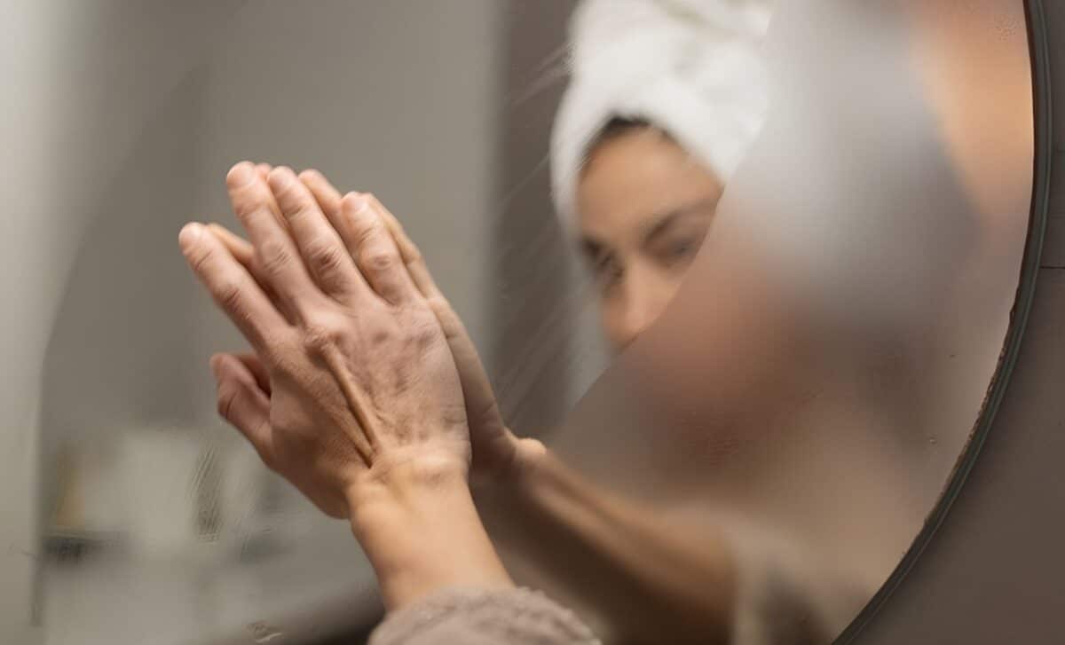 Forget Anti-Fog Sprays: This $2 Soap Trick Keeps Bathroom Mirrors Clear for Weeks