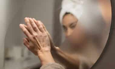Forget Anti-Fog Sprays: This $2 Soap Trick Keeps Bathroom Mirrors Clear for Weeks