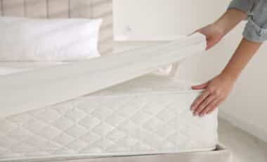 People Are Covering Their Mattresses With This Kitchen Staple for One Hour During Heatwaves, and the Results Speak for Themselves